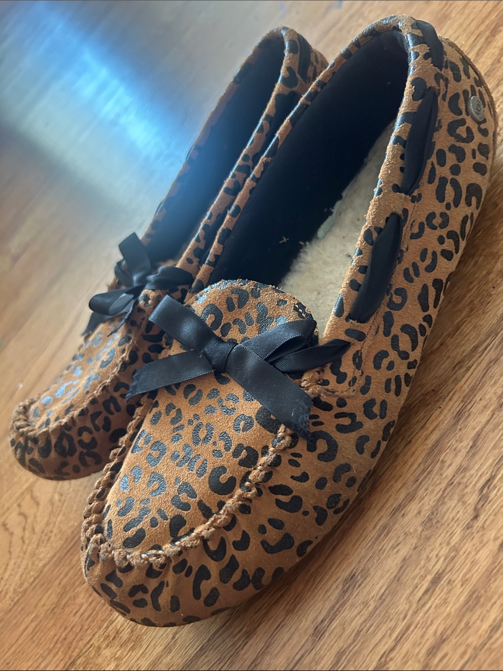 Women’s UGG Dakota Leopard Bow slippers size 6